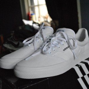 *NEW* Adidas Orig White Skate Shoe (Size 8)